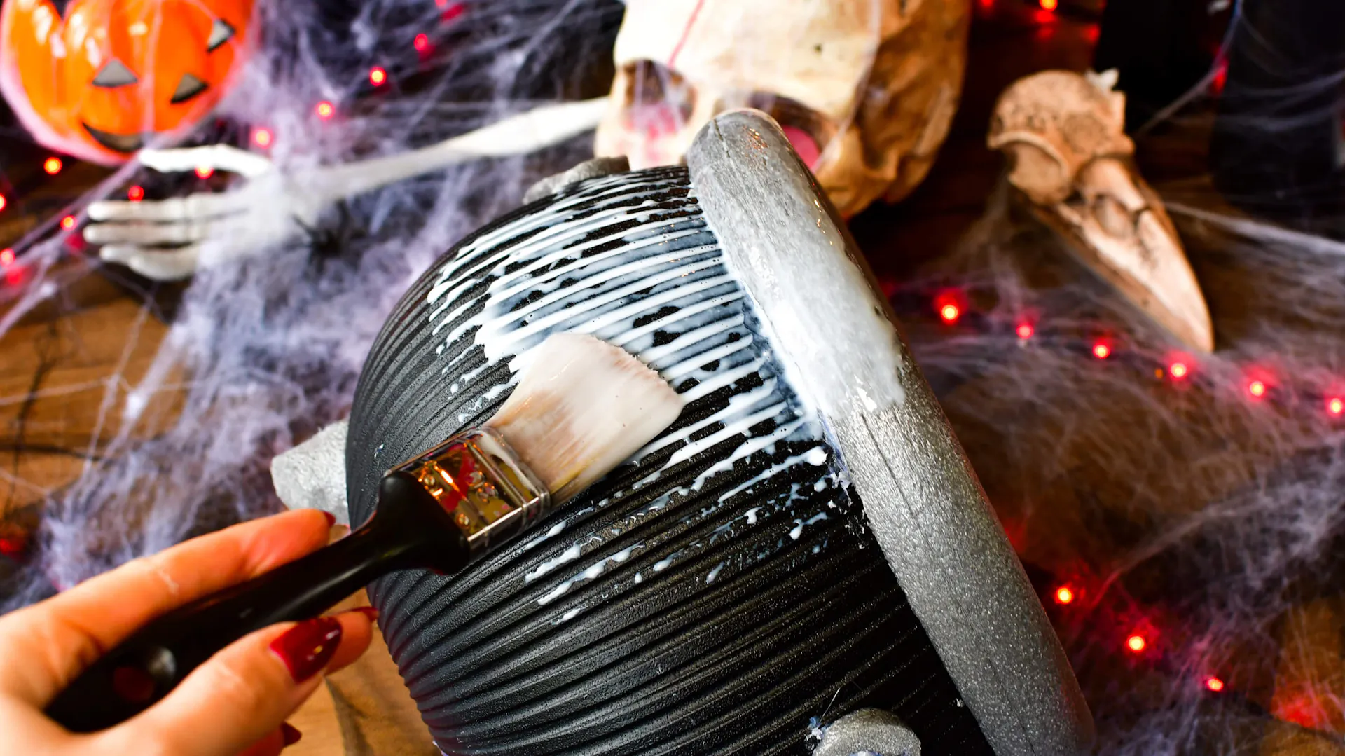 Jak zrobić ozdobę Halloween – kociołek czarownicy: etap pokrywania kociołka klejem wikolowym