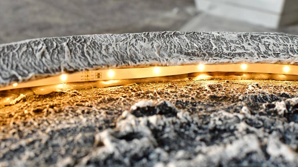 Przyklejenie taśmy LED do płaskorzeźby