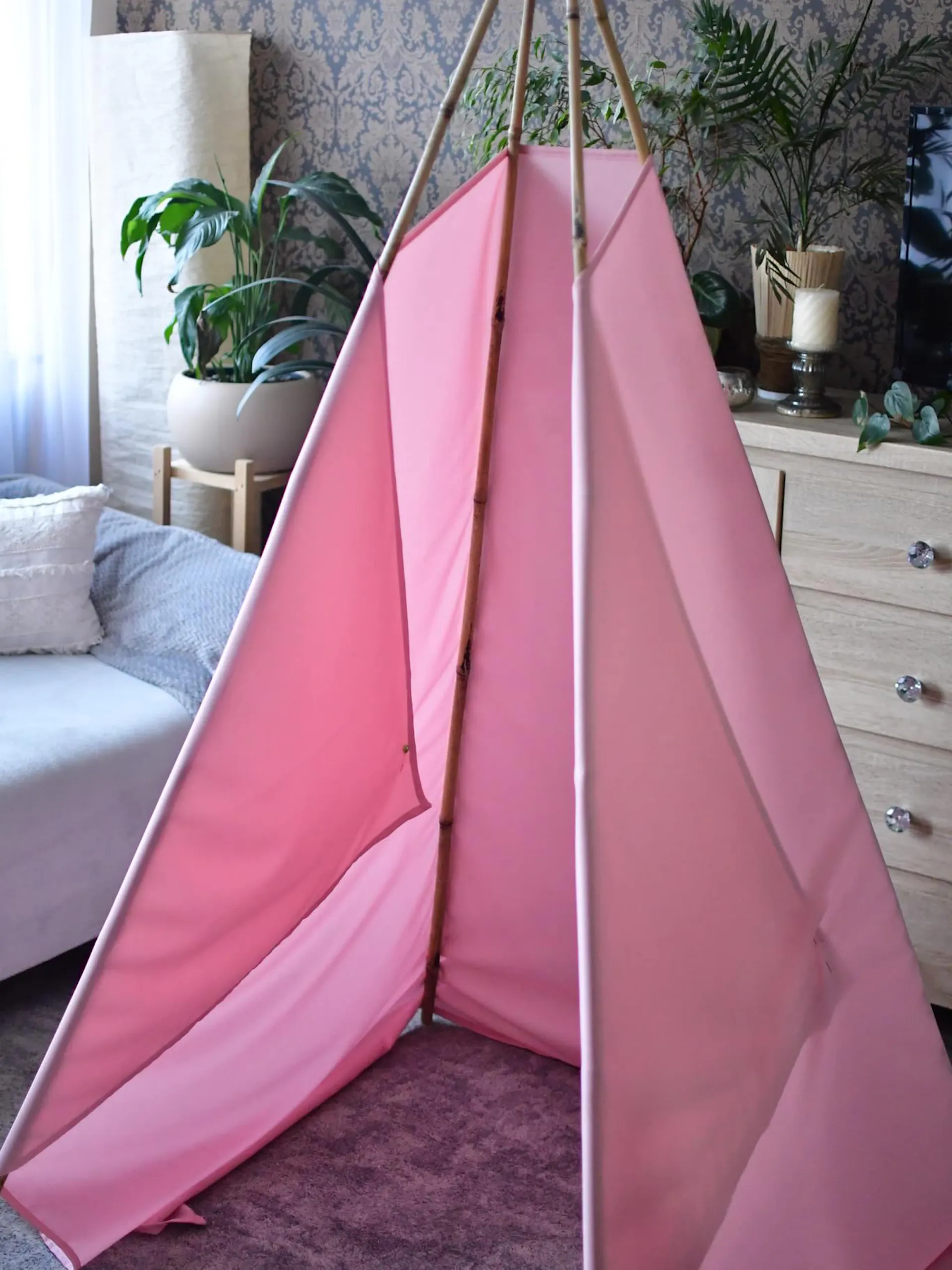 Tipi DIY - Zszycie elementów stabilizuje całą konstrukcję.