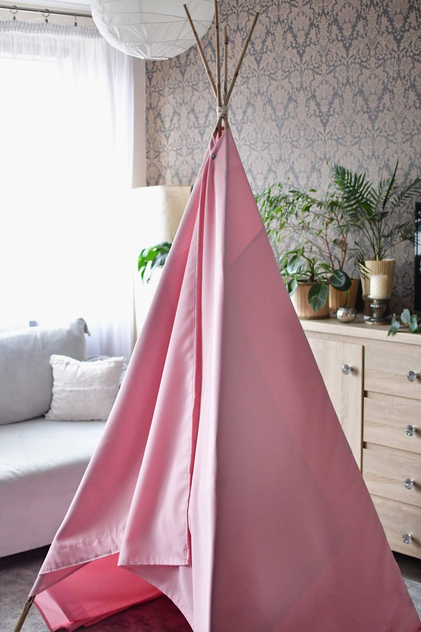 Tipi DIY - Pierwszy etap przyszycia materiału do konstrukcji tipi.