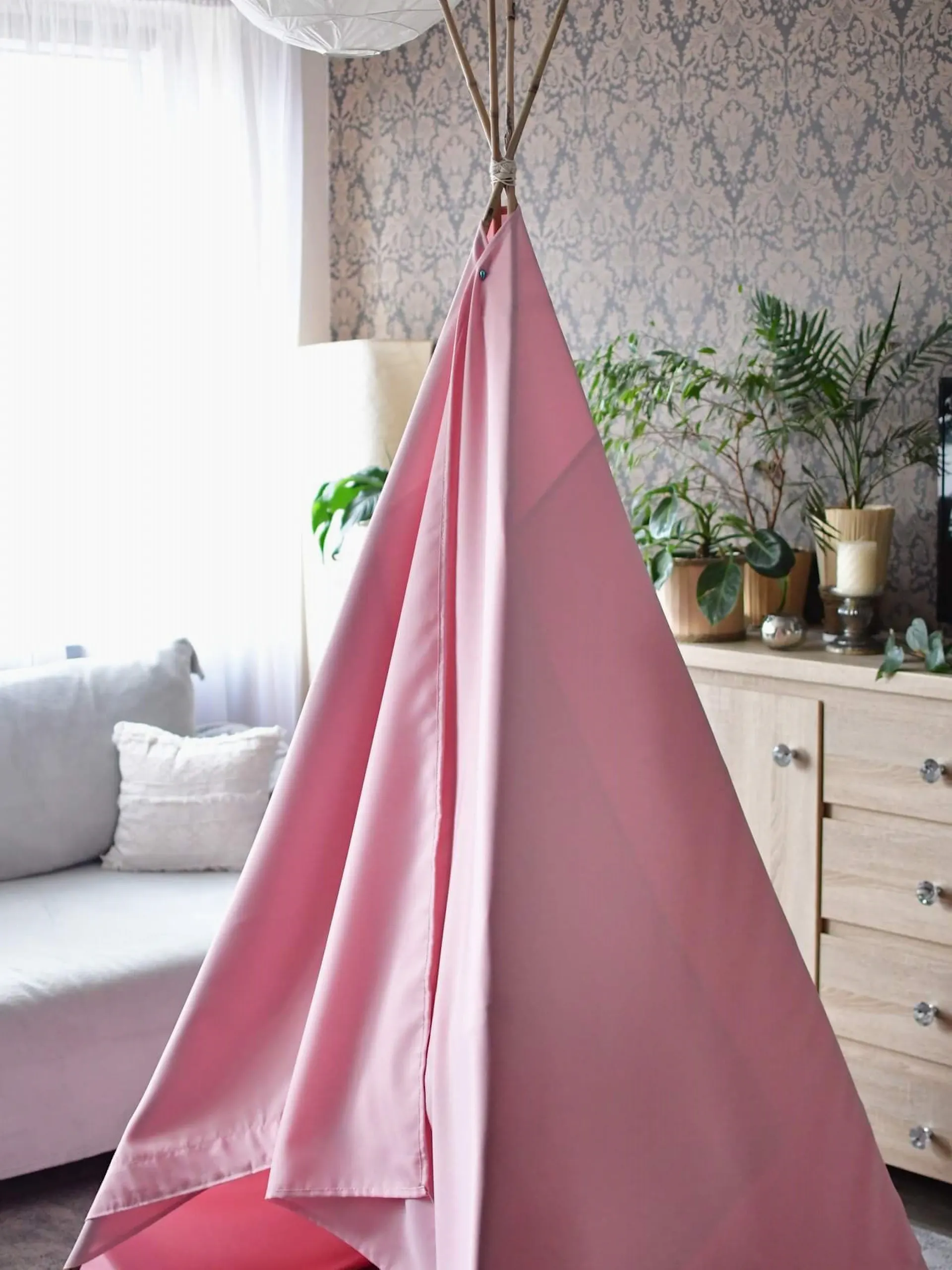 Tipi DIY - Pierwszy etap przyszycia materiału do konstrukcji tipi.