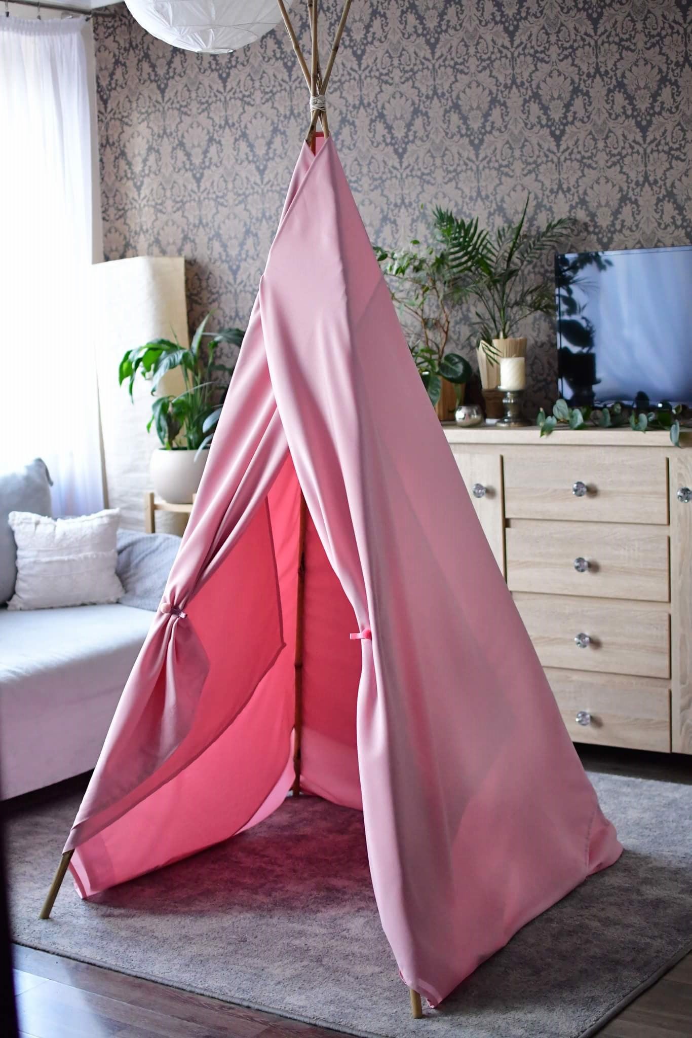 Tipi DIY - Upięcie materiału przy wejściu do namiotu.