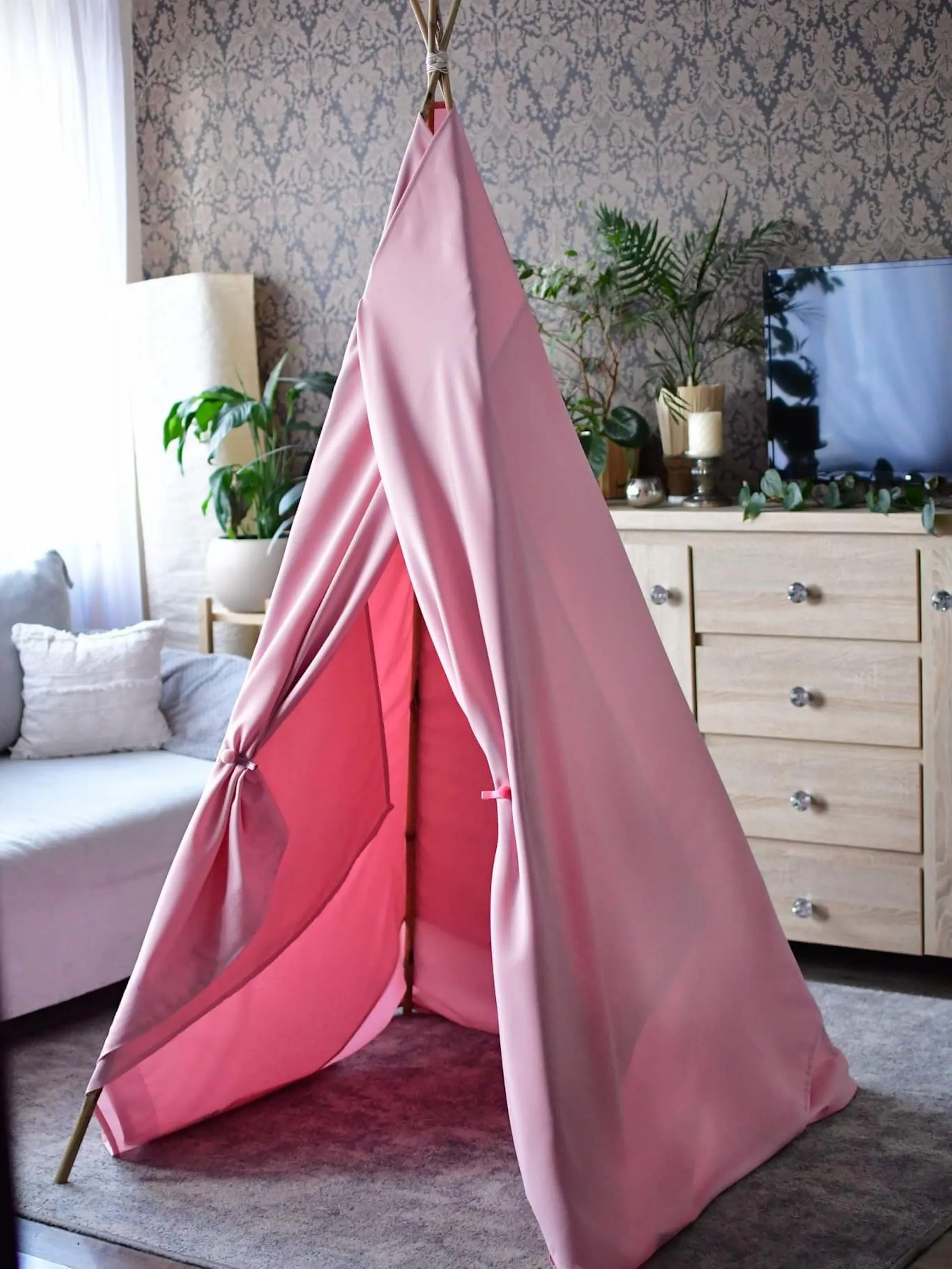 Tipi DIY - Upięcie materiału przy wejściu do namiotu.