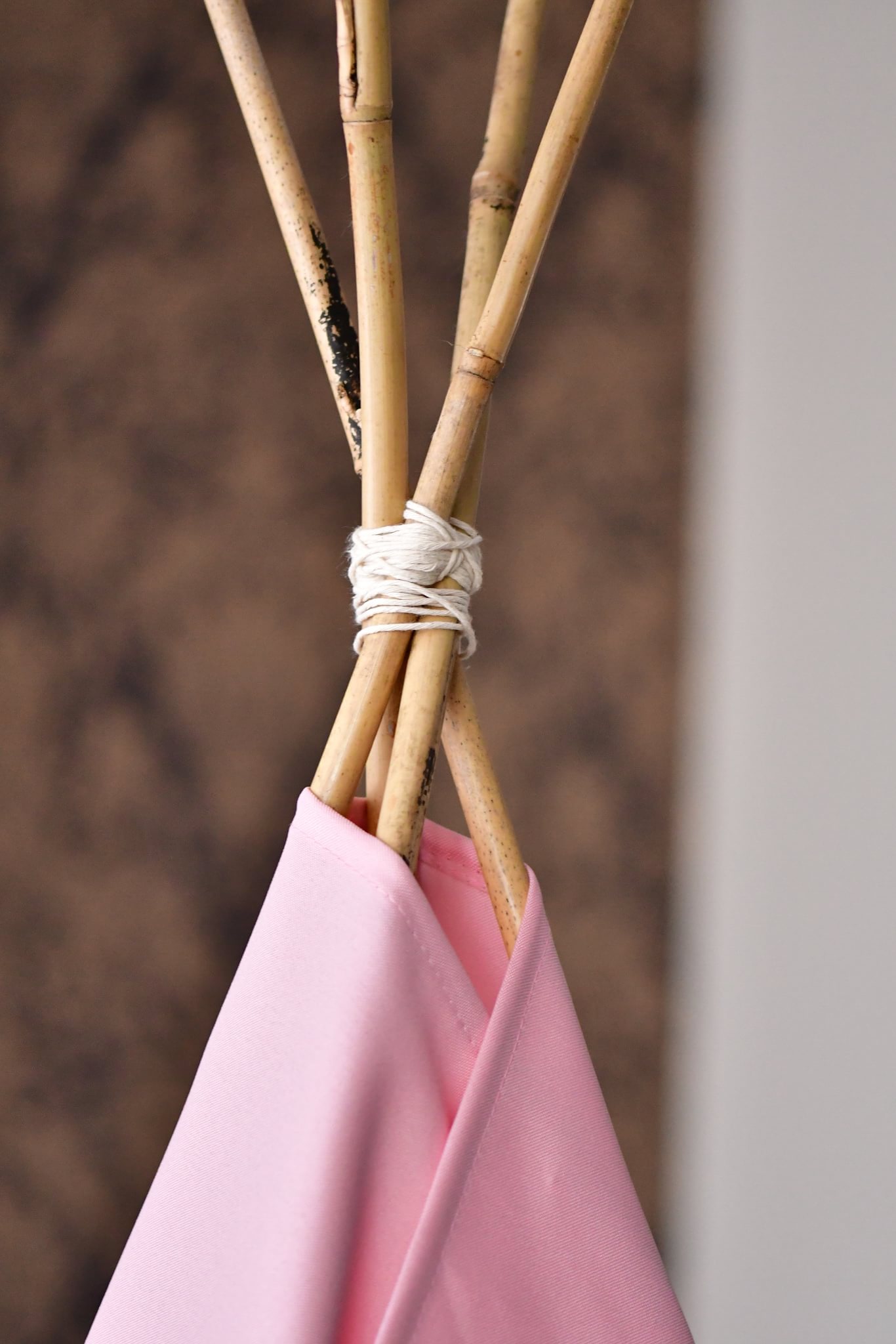Tipi DIY - związana sznurkiem konstrukcja tipi.