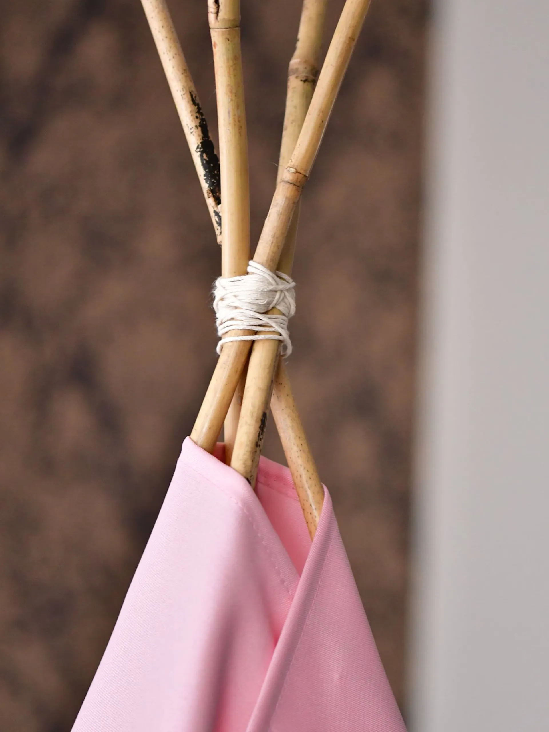 Tipi DIY - związana sznurkiem konstrukcja tipi.