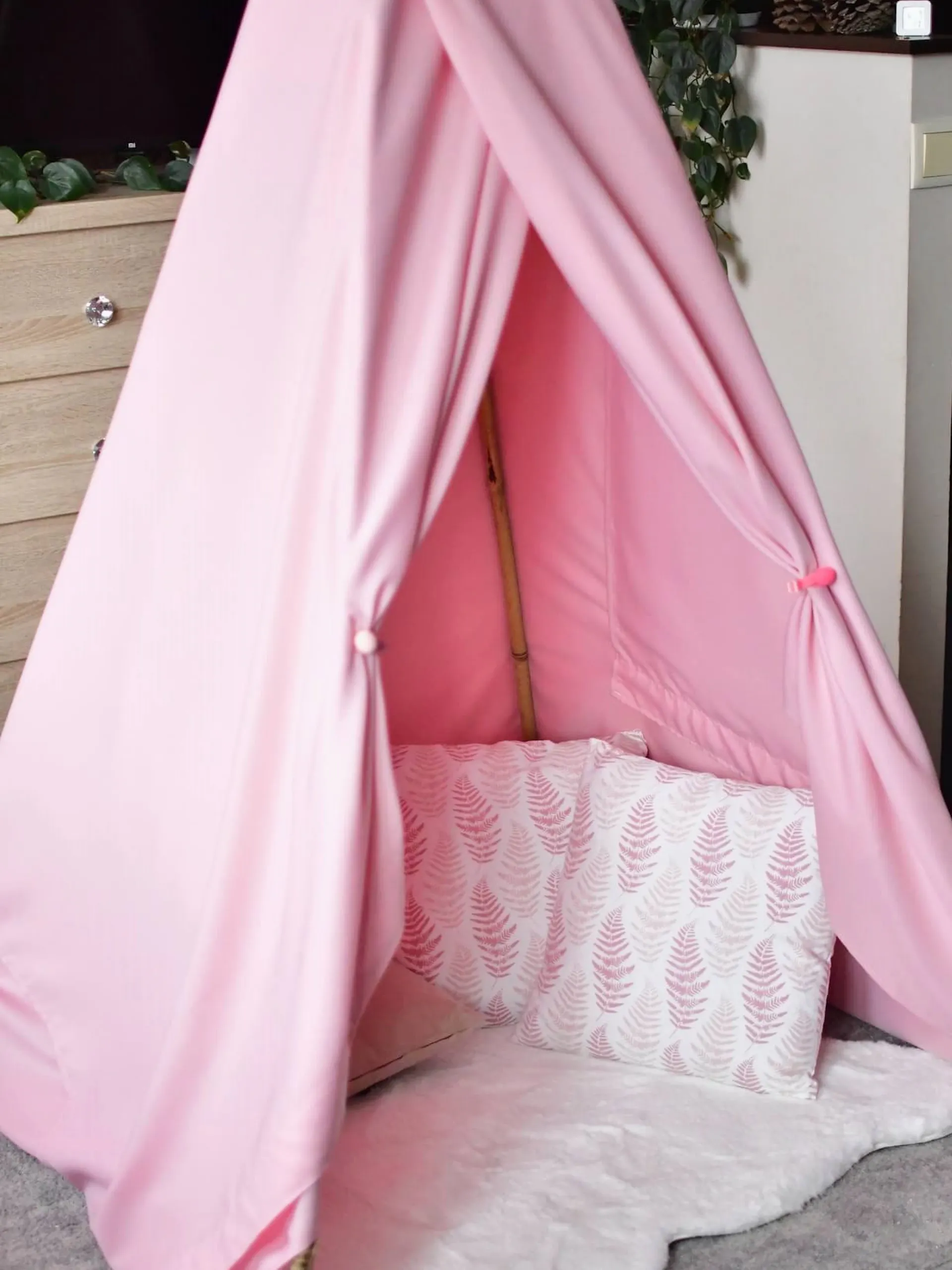 Tipi DIY - Udekorowane wnętrze tipi.