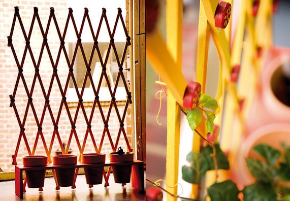 Kratka do kwiatów DIY zdobi balkon.