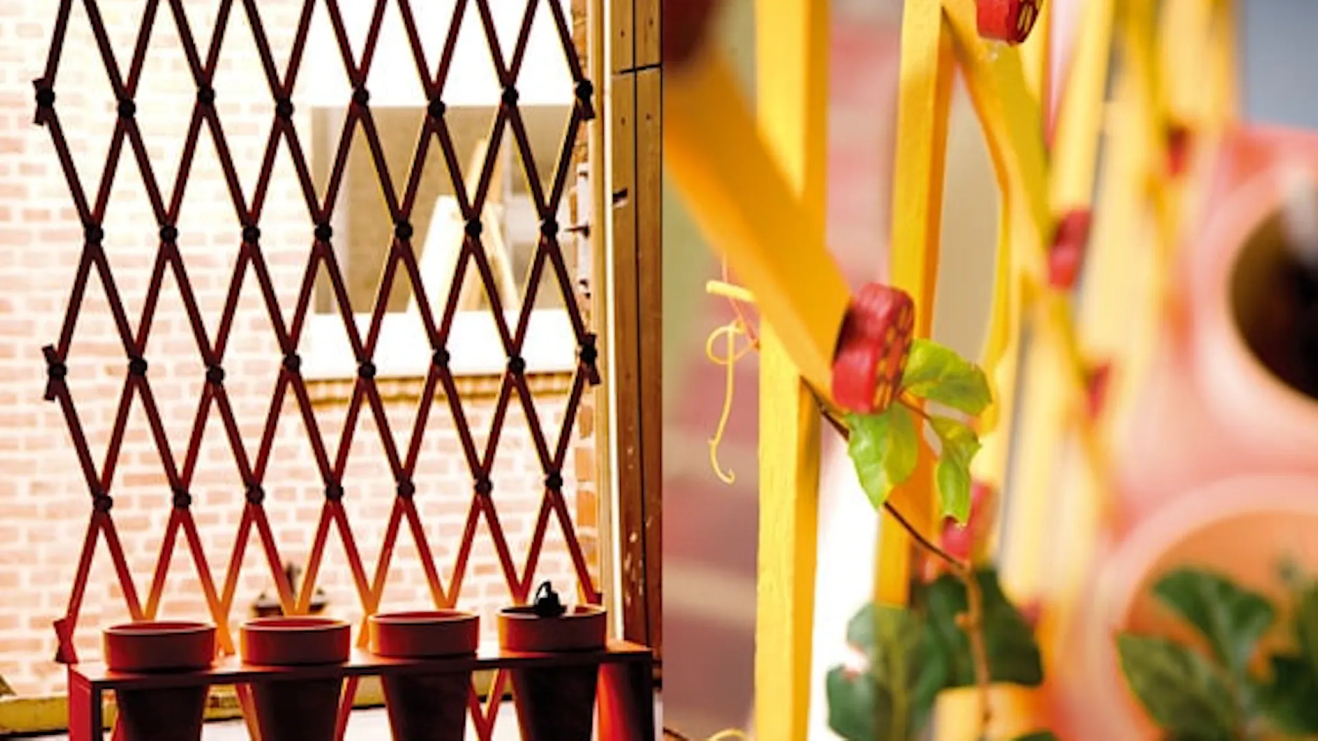 Kratka do kwiatów DIY zdobi balkon.