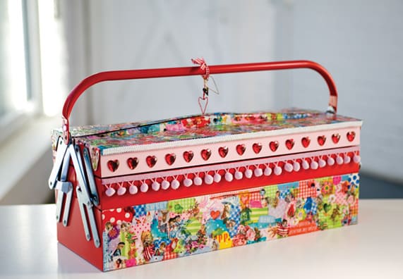 Skrzynka na narzędzia ozdobiona metodą decoupage na drewnie.