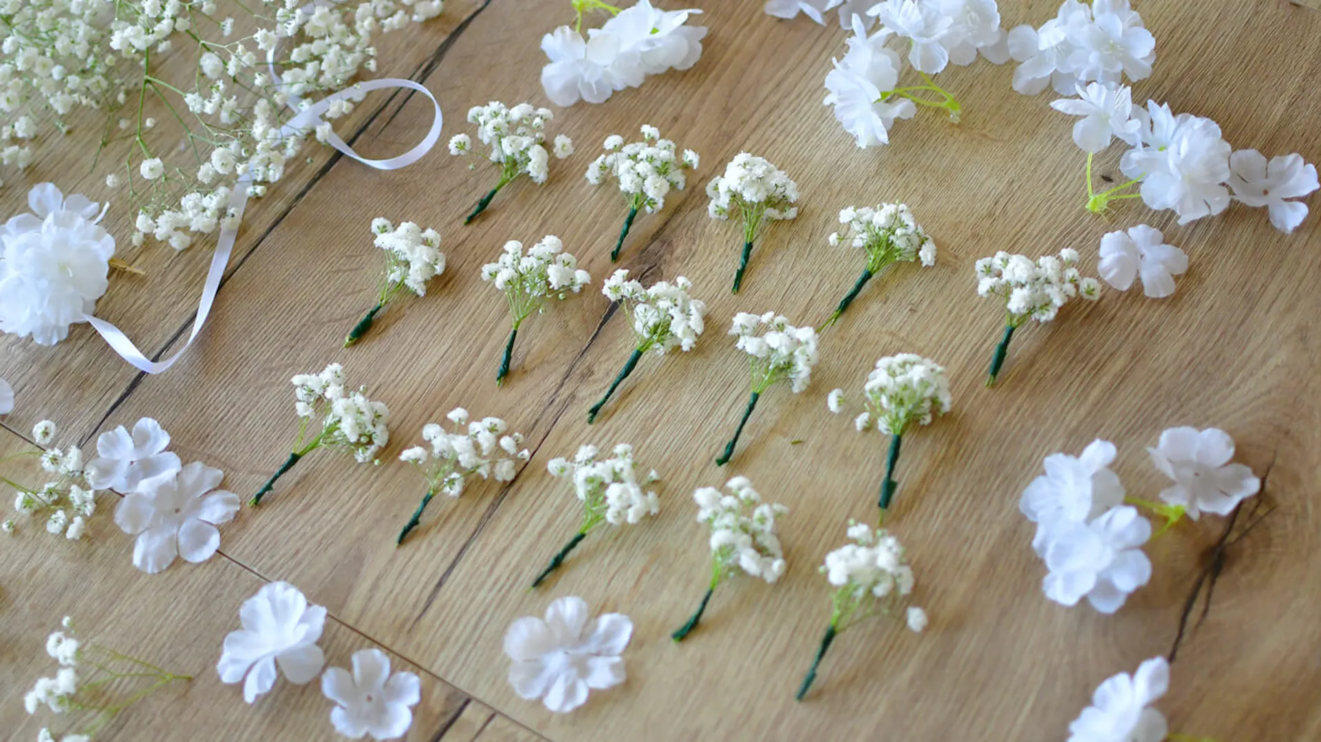 Delikatny wianek na komunię – tworzenie malutkich pęczków z gipsówki przy użyciu taśmy florystycznej