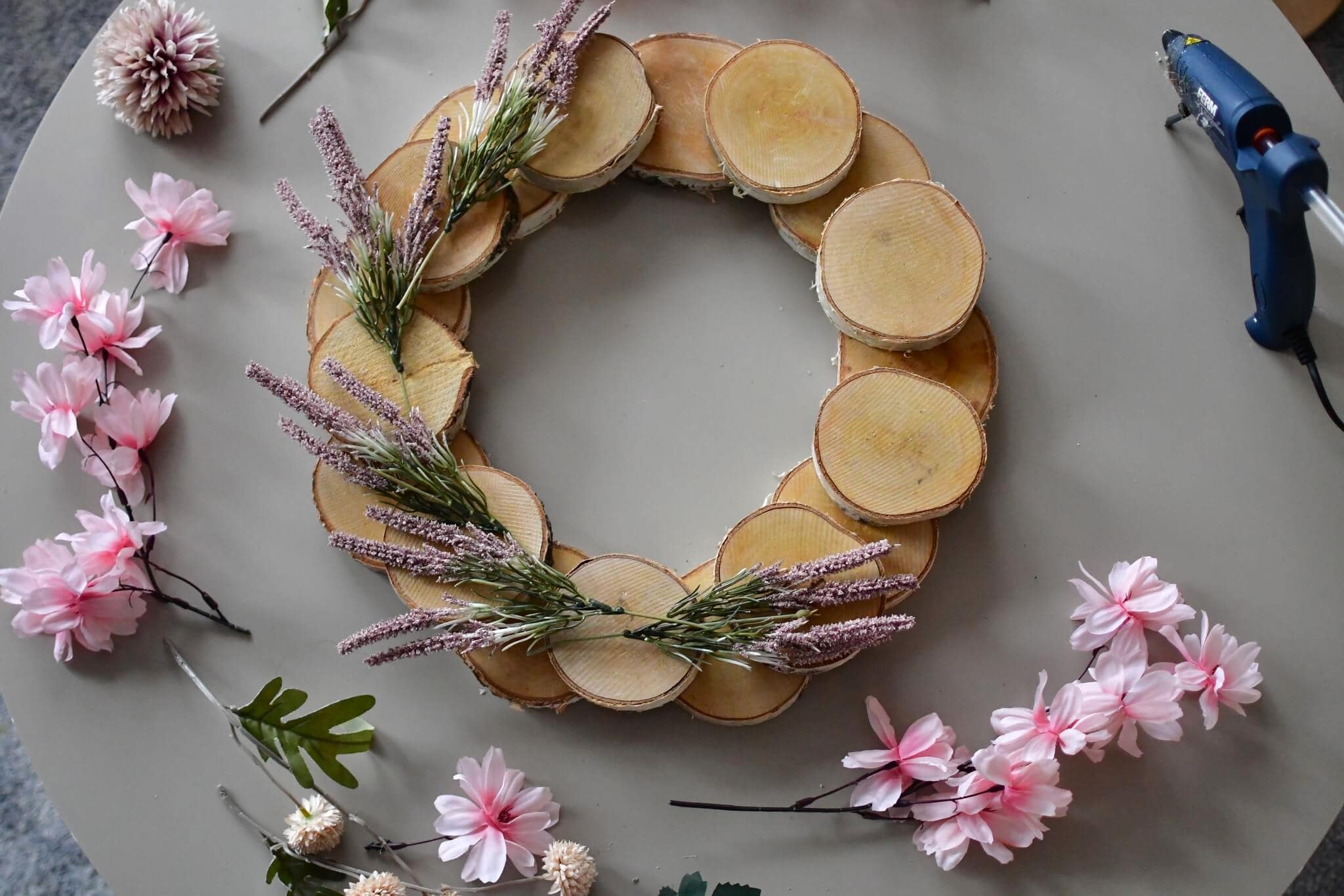 Na początek warto przymierzyć i odpowiednio ułożyć ozdoby na wianku, jeszcze bez stałego klejenia.