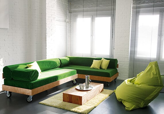 Zielona kanapa lounge DIY do salonu