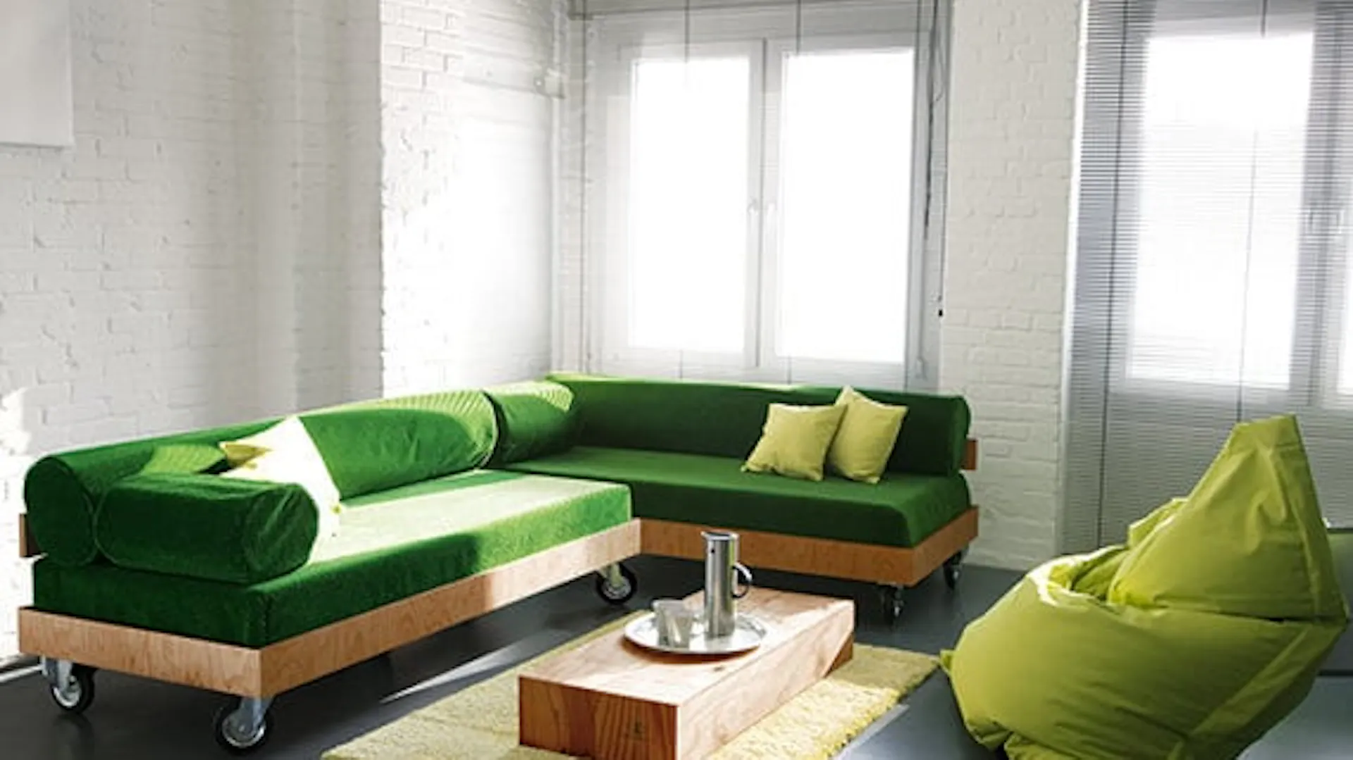 Zielona kanapa lounge DIY do salonu