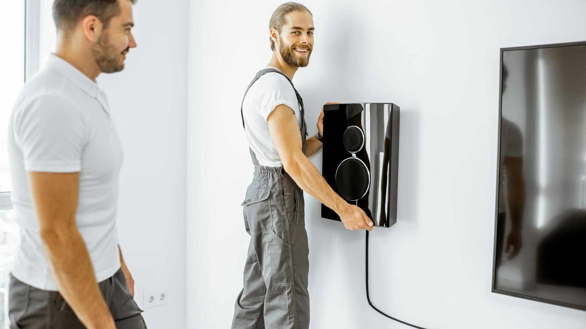 Montaż głośników w salonie miłośnika muzyki.