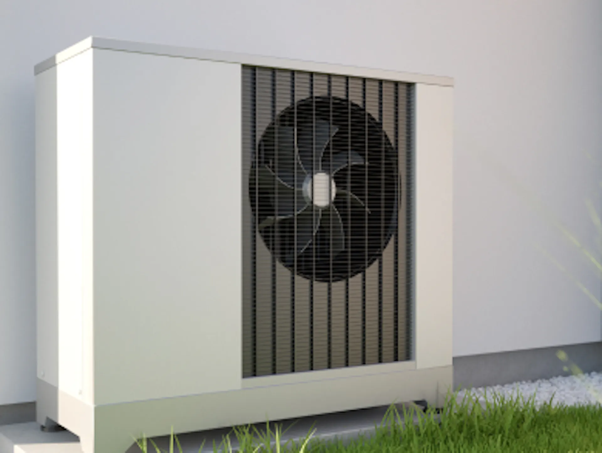Eine neue Wärmepumpe vor einer Hausfassade