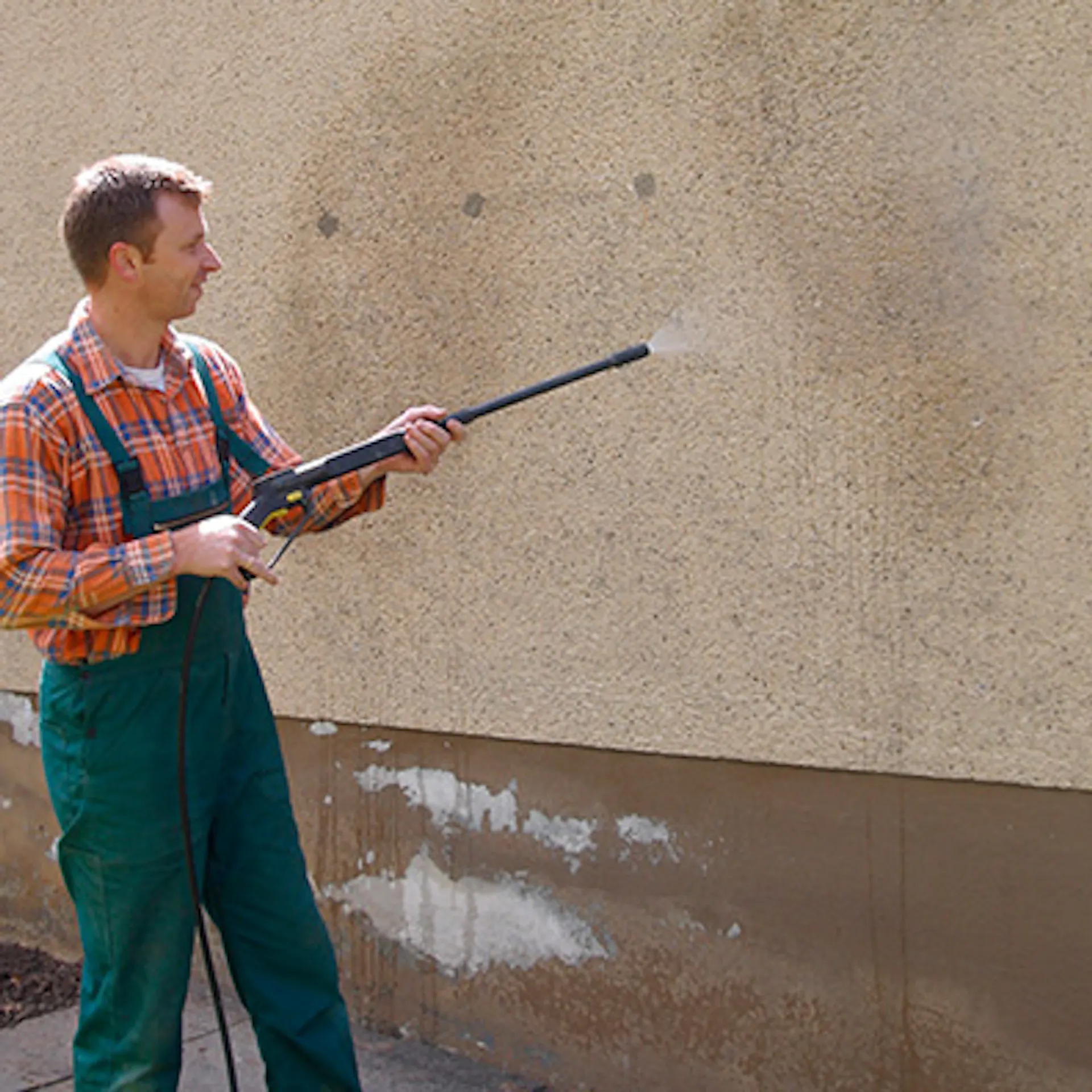 Az alap tisztítása magasnyomású tisztítóval