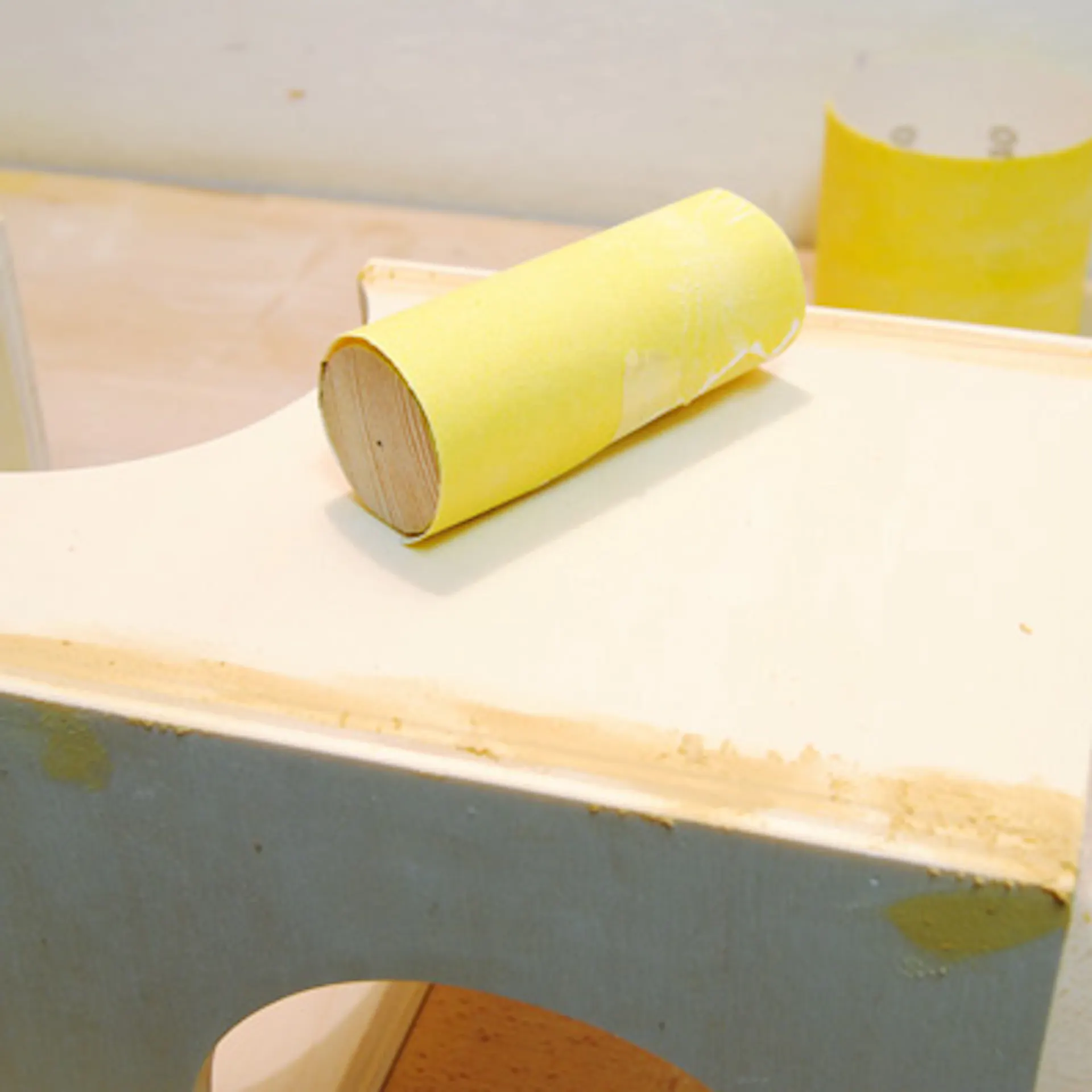 Bortartó állvány lapjainak csiszolása