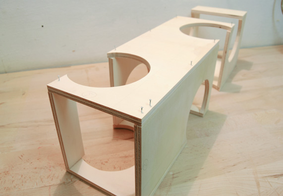 Bortartó állvány lakkozása.