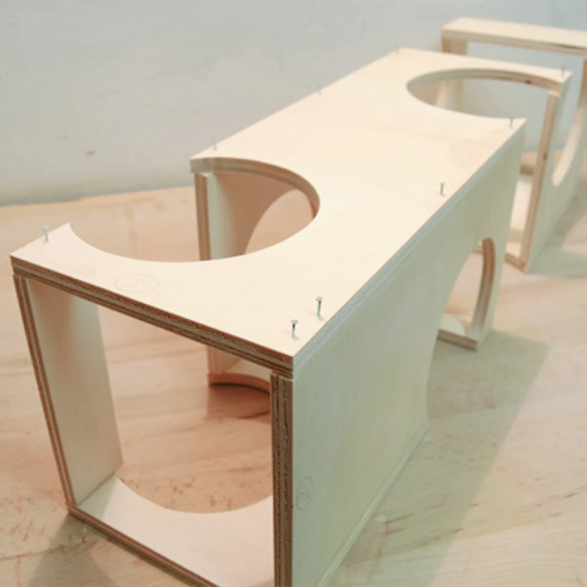 Bortartó állvány lakkozása.