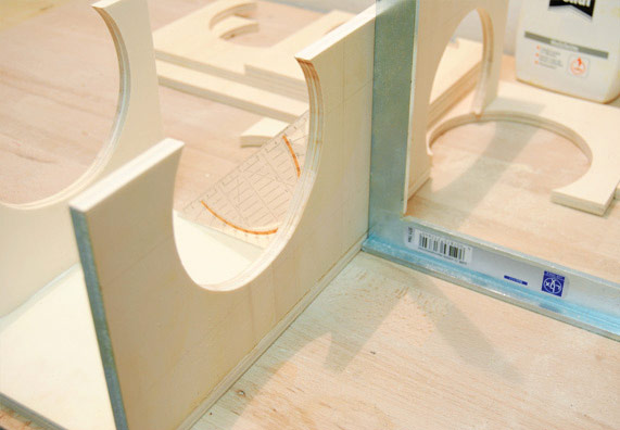 Bortartó állvány lapjainak összeragasztása