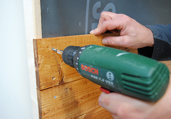 Deszkák rözítése a tartószerkezetre