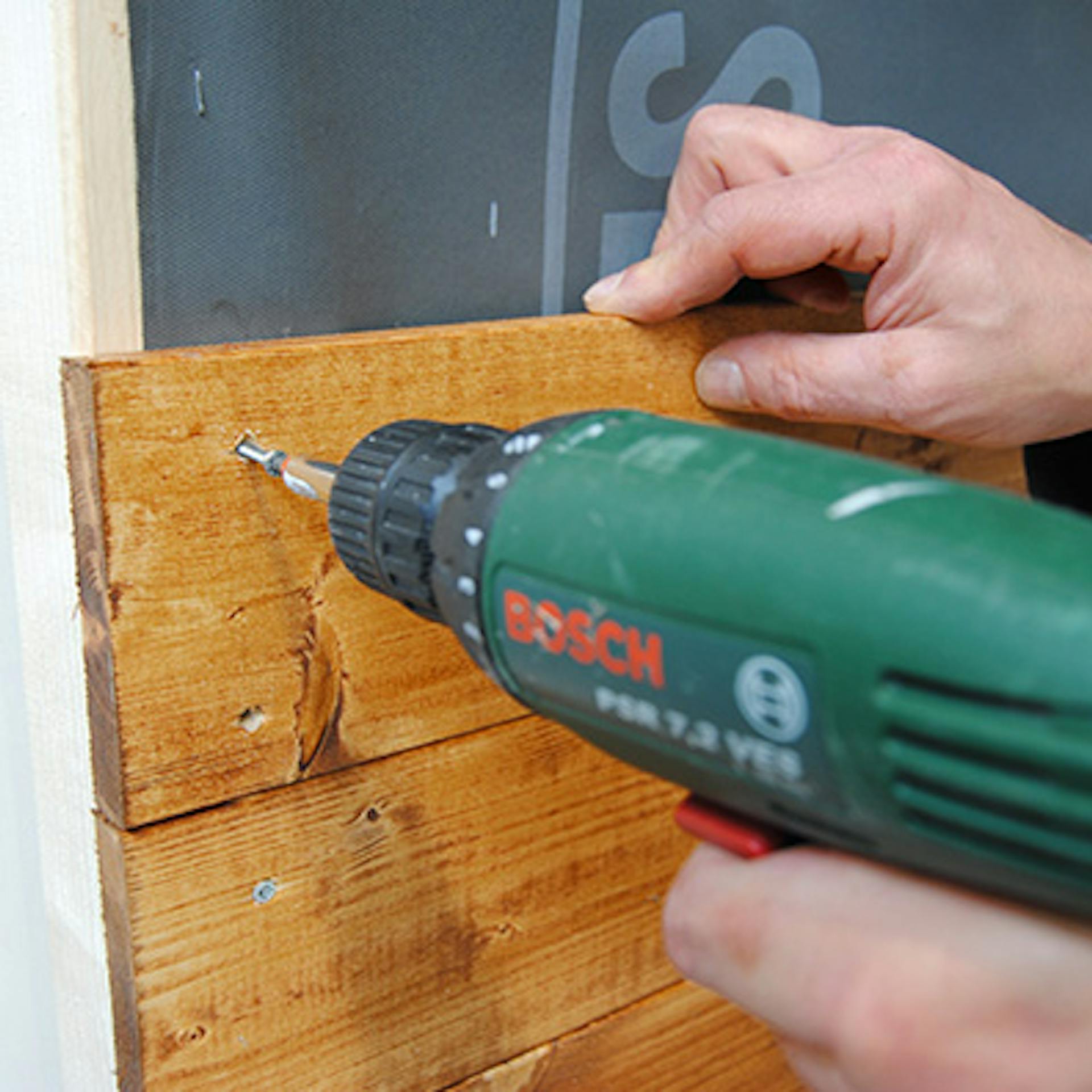 Deszkák rözítése a tartószerkezetre