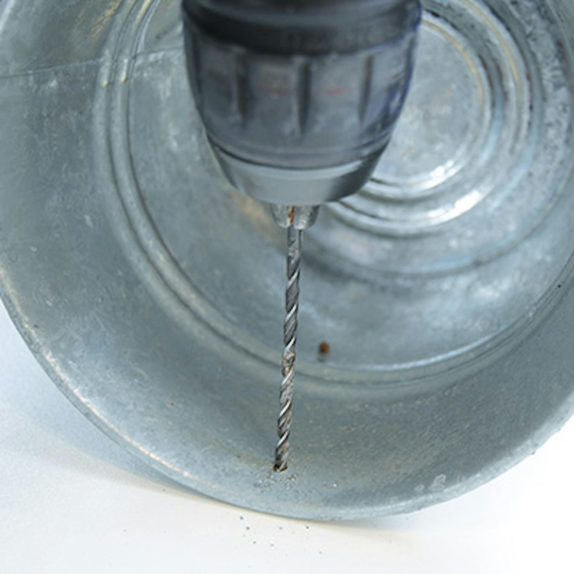 Kaspók átfúrása vékony szárú fúróval