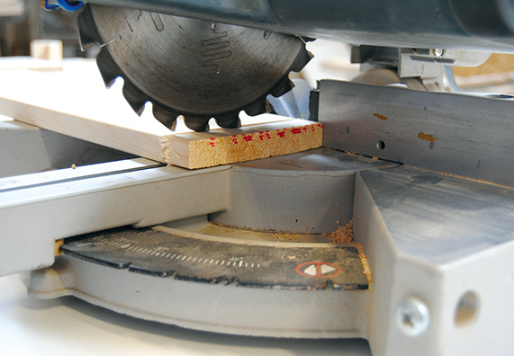 Burkolódeszkák méretre vágása