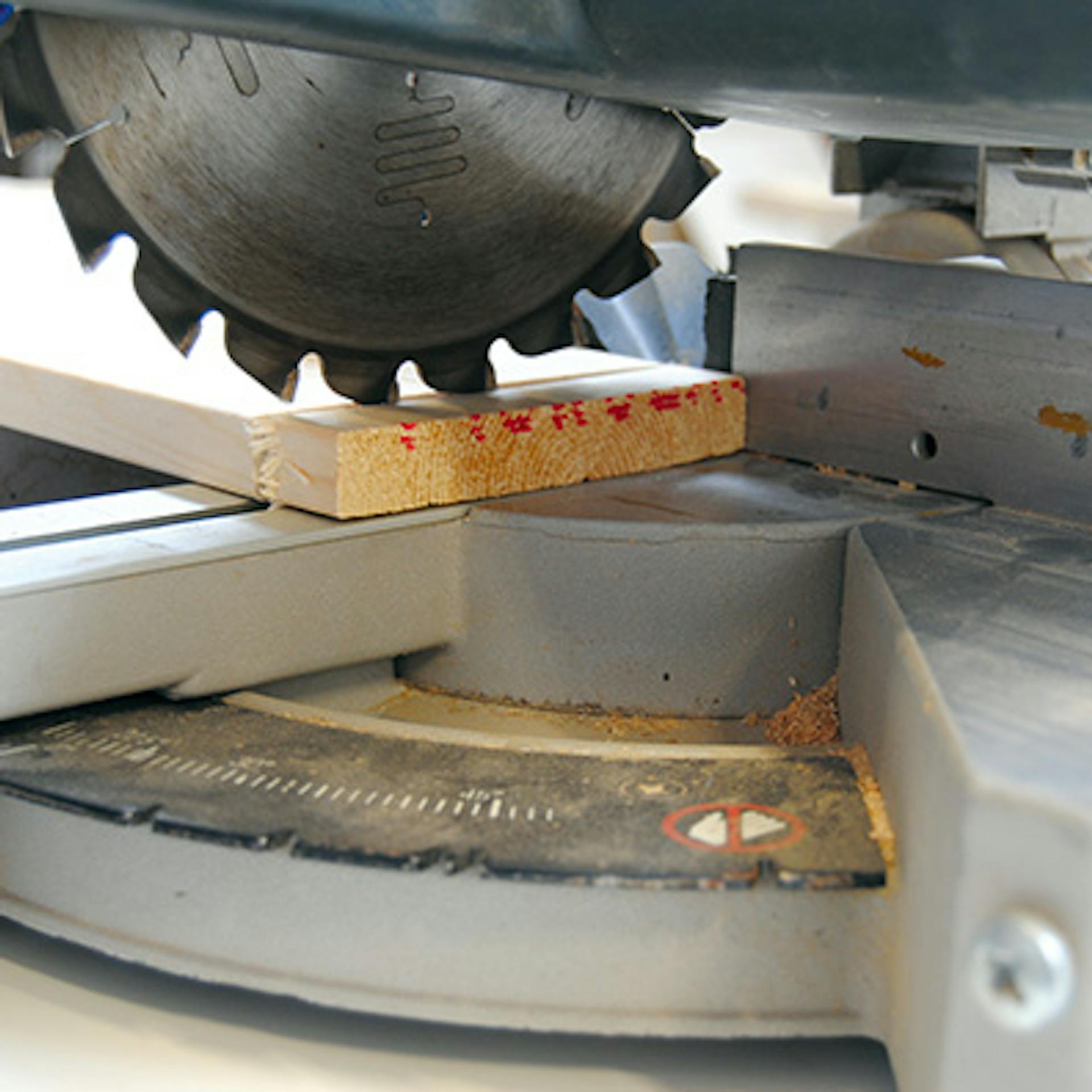 Burkolódeszkák méretre vágása