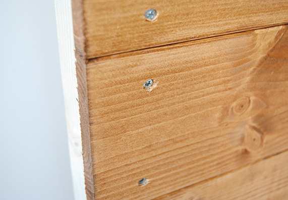 A deszkák egyenletes felszerelése sablonnal