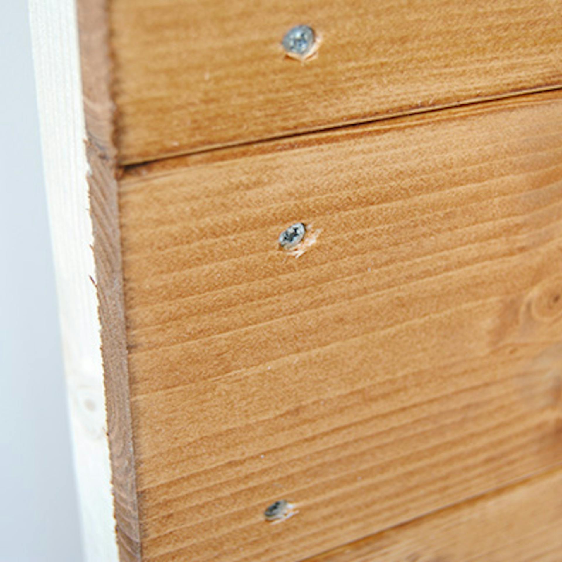 A deszkák egyenletes felszerelése sablonnal