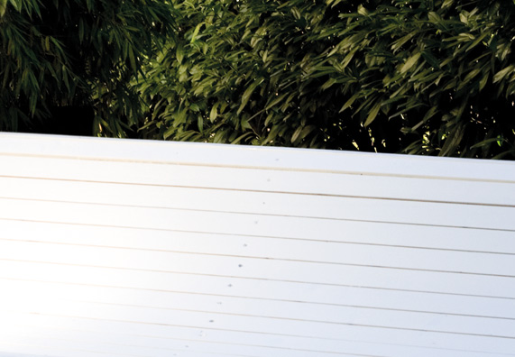 Fehérre festett hintaágy