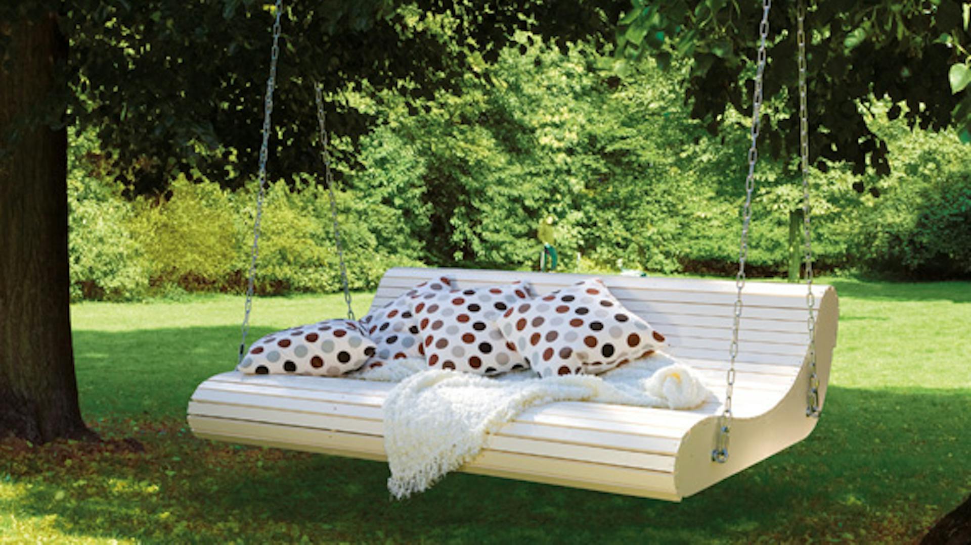 Saját készítésű hintaágy a kertben