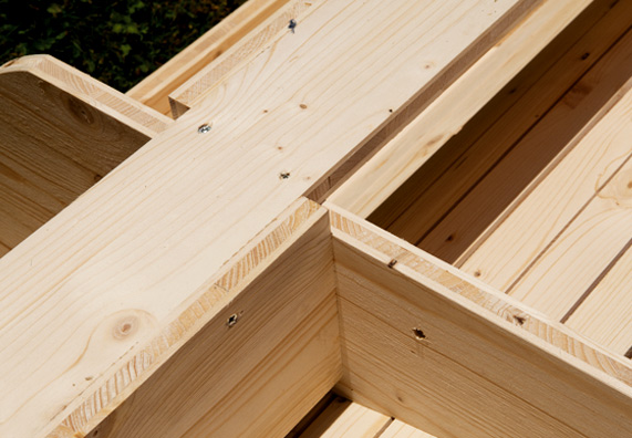 A hintaágy tartószerkezetének fa merevítői derékszögben vannak összecsavarozva.