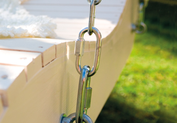 Fém lánccal felfüggesztett fa hintaágy