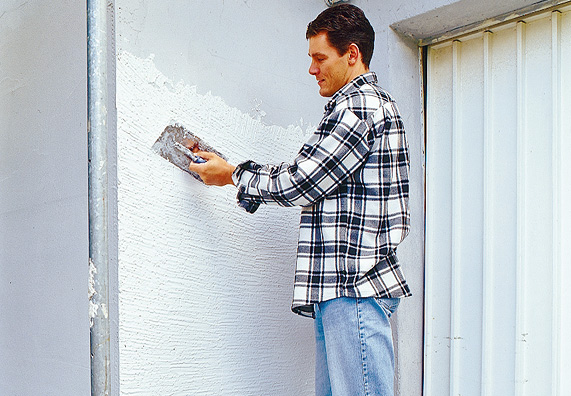 Az alapozás és a vakolat felhordásának lépései