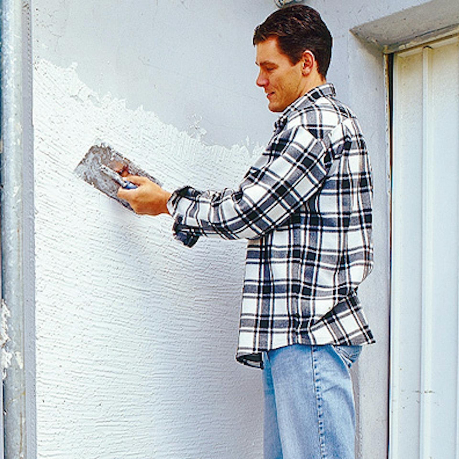 Az alapozás és a vakolat felhordásának lépései