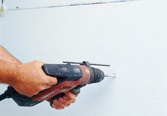 A tányéros dübelek falba illesztése