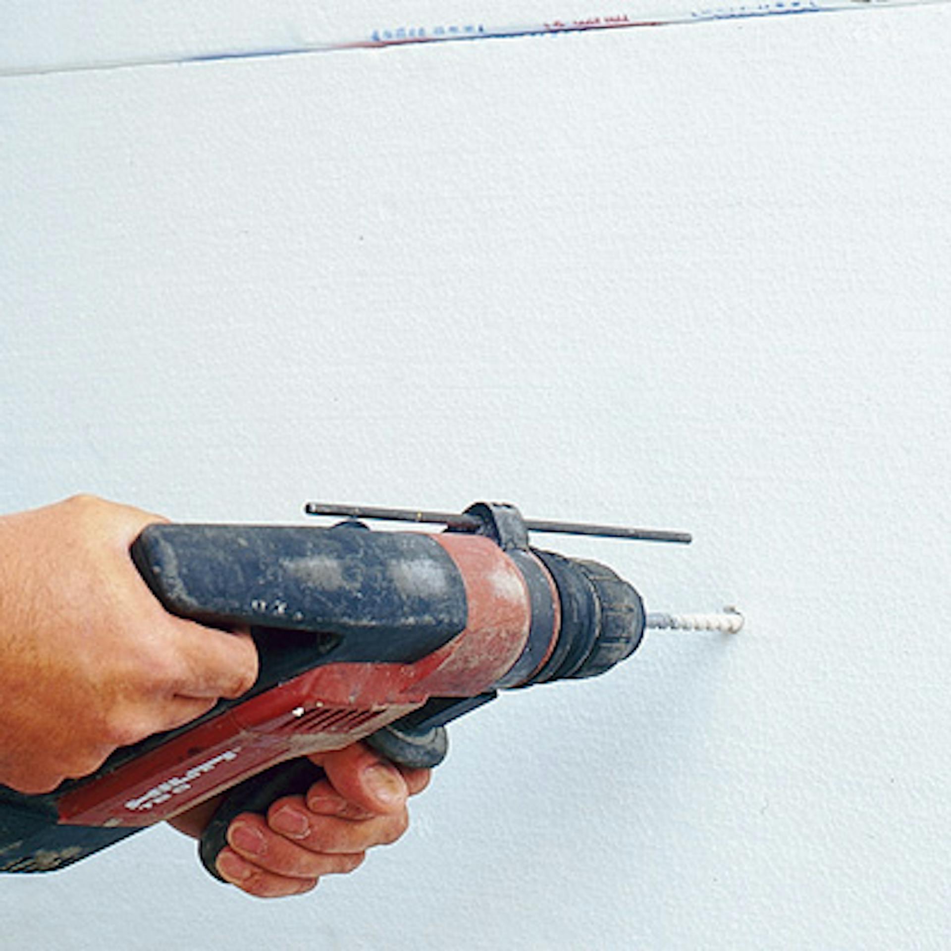 A tányéros dübelek falba illesztése