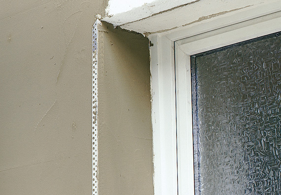 A sarokvasak beillesztése