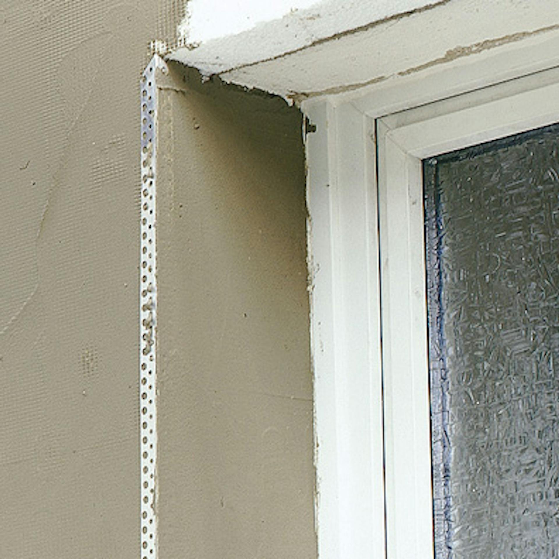 A sarokvasak beillesztése