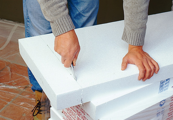 A szigetelőlemezek méretre szabása