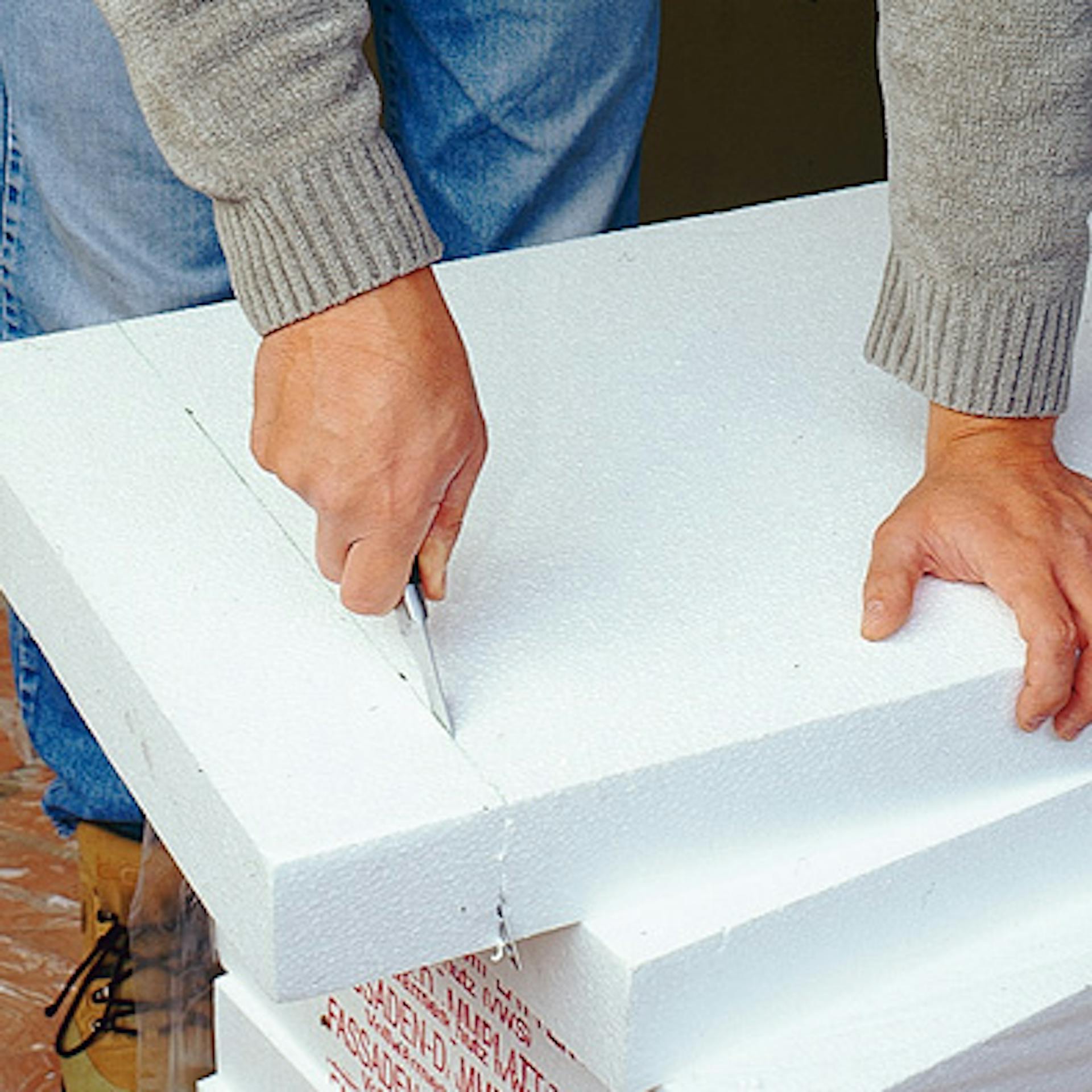 A szigetelőlemezek méretre szabása