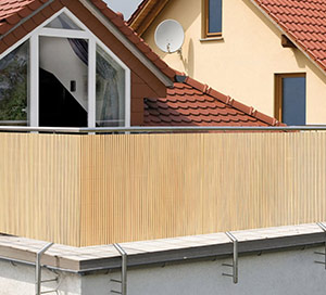 Sichtschutzmatte aus Bambus auf Balkon