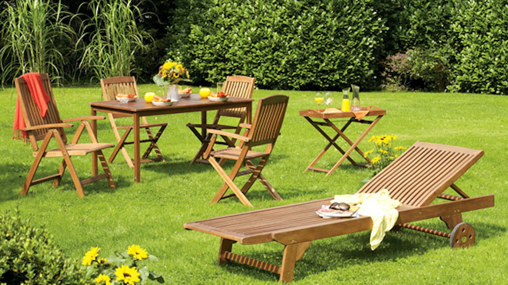 Keményfából készült kerti bútorok a kertben