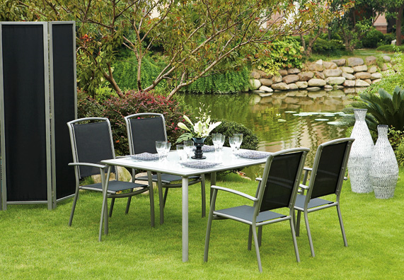 Alumíniumból készült kerti bútorok a kertben
