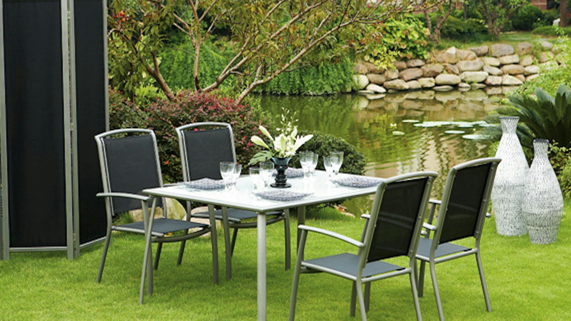 Alumíniumból készült kerti bútorok a kertben