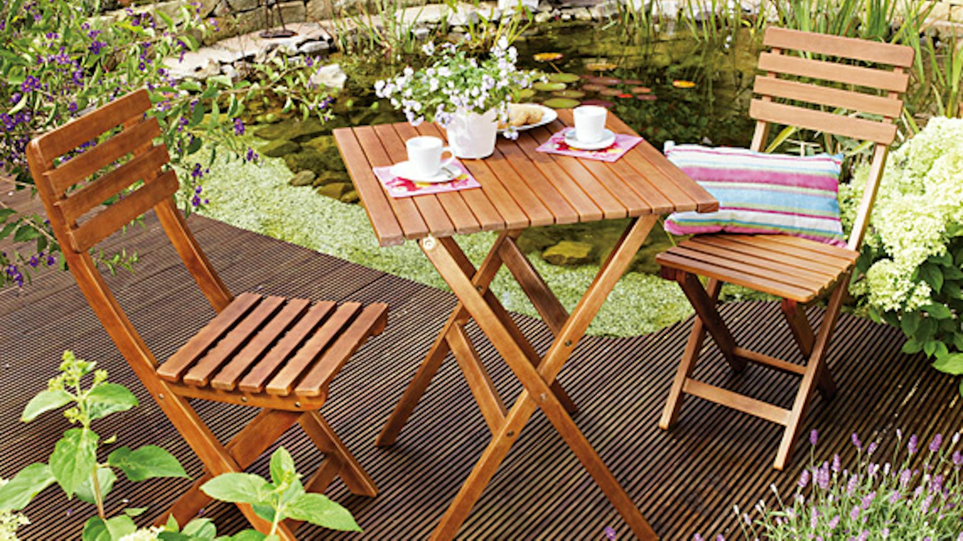 Fa kerti bútorok egy kerti tó mellett