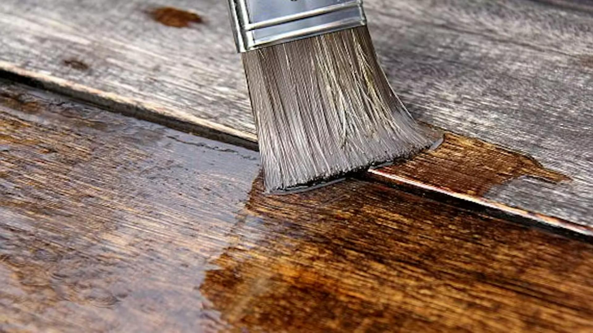 Ecsettel felviszi az ápoló réteget a fára