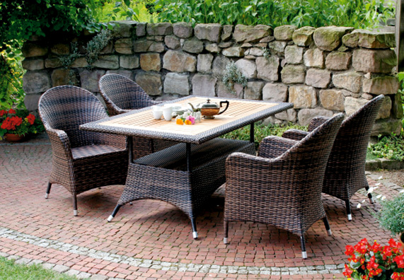 Fonott kerti bútor egy kertben